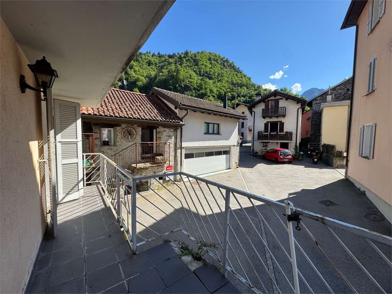 Casa a schiera immersa nel verde con vista aperta a San Vittore (3)