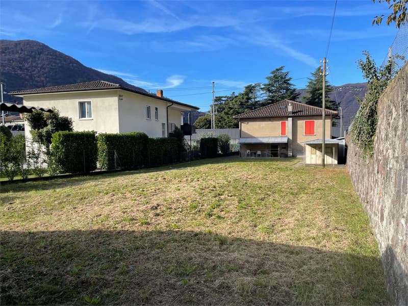 Eigentum mit großem bebaubarem Grundstück in Maroggia (1)