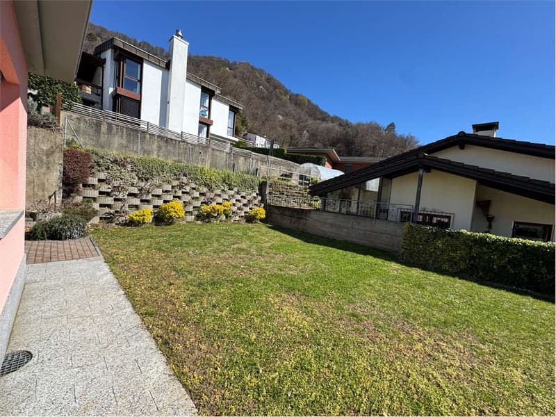Charming modern villa with lake view in Collina D'Oro - residence (8)