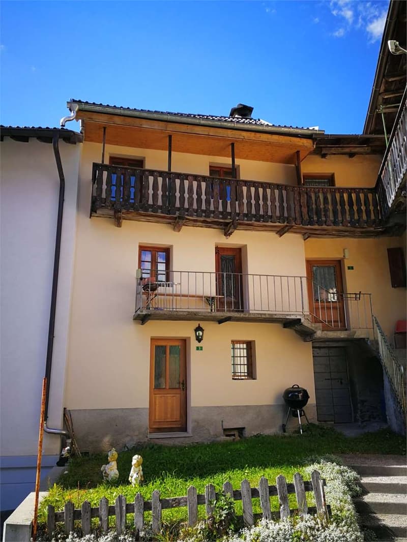 Tipica casa ticinese con grottino e mansarda nel cuore di Campo Blenio (1)