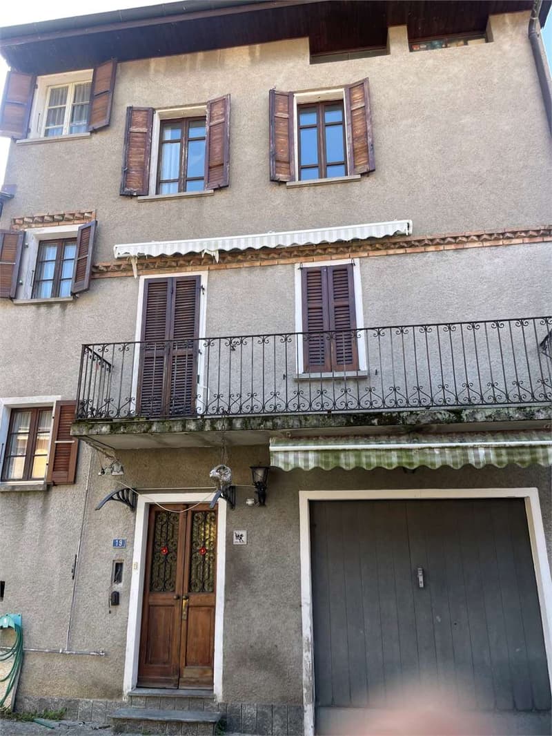 Morbio Inferiore - Einfamilienhaus mit großem Potenzial, Garage und Stellplätzen (2)
