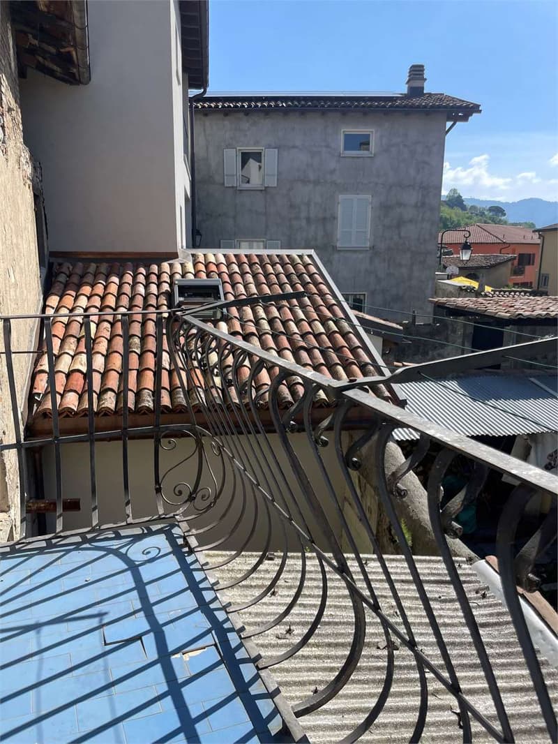 Morbio Inferiore - Einfamilienhaus mit großem Potenzial, Garage und Stellplätzen (4)