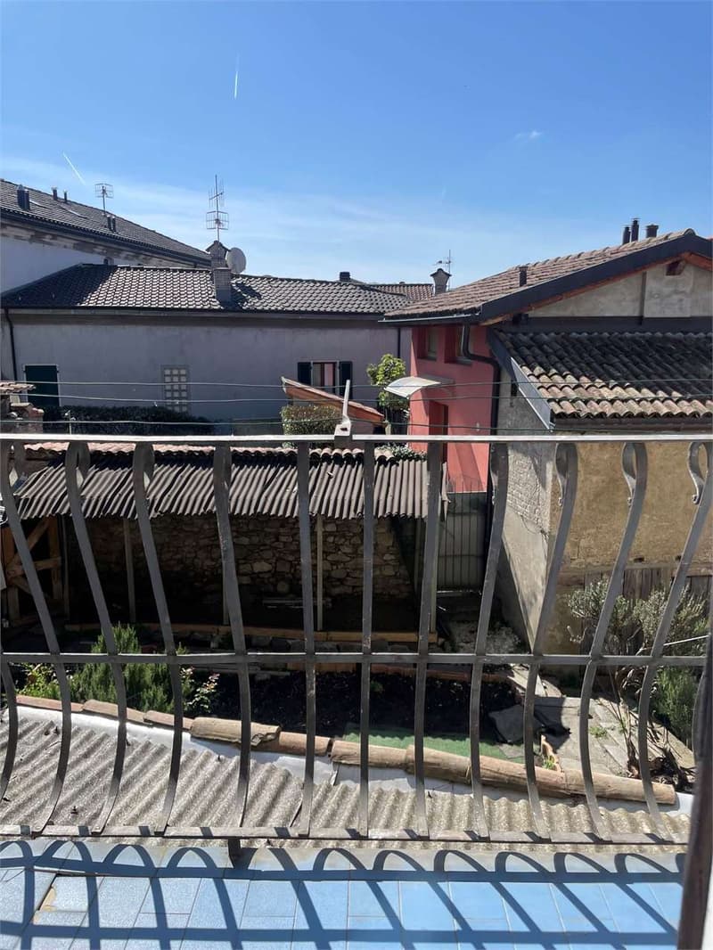 Morbio Inferiore - Einfamilienhaus mit großem Potenzial, Garage und Stellplätzen (5)