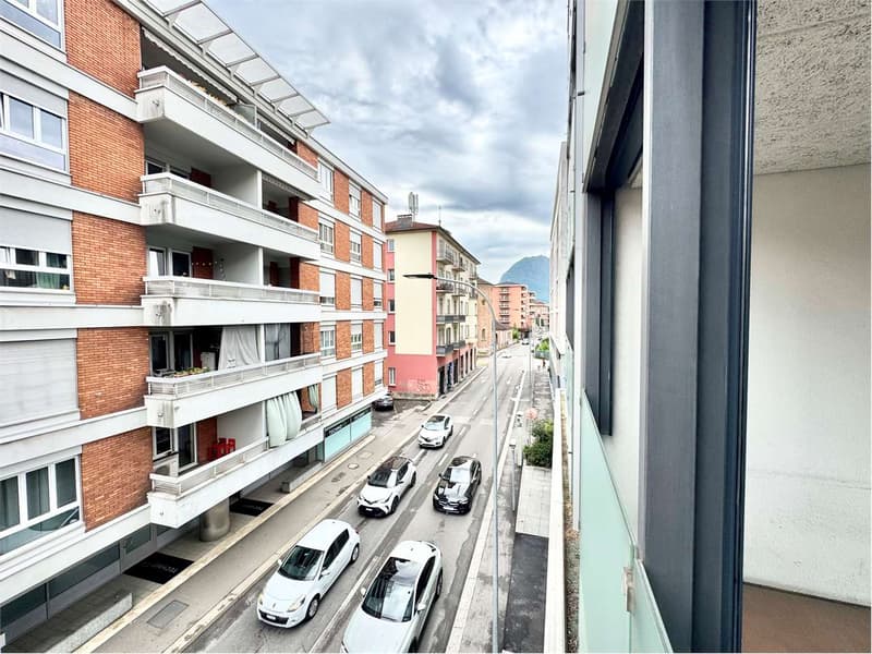 Helles und geräumiges Büro in Lugano in einer Zone mit hohem Fußgängeraufkommen (2)