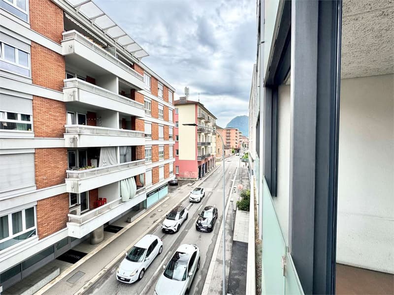 Luminoso e ampio ufficio centrale a Lugano in zona di forte passaggio (1)