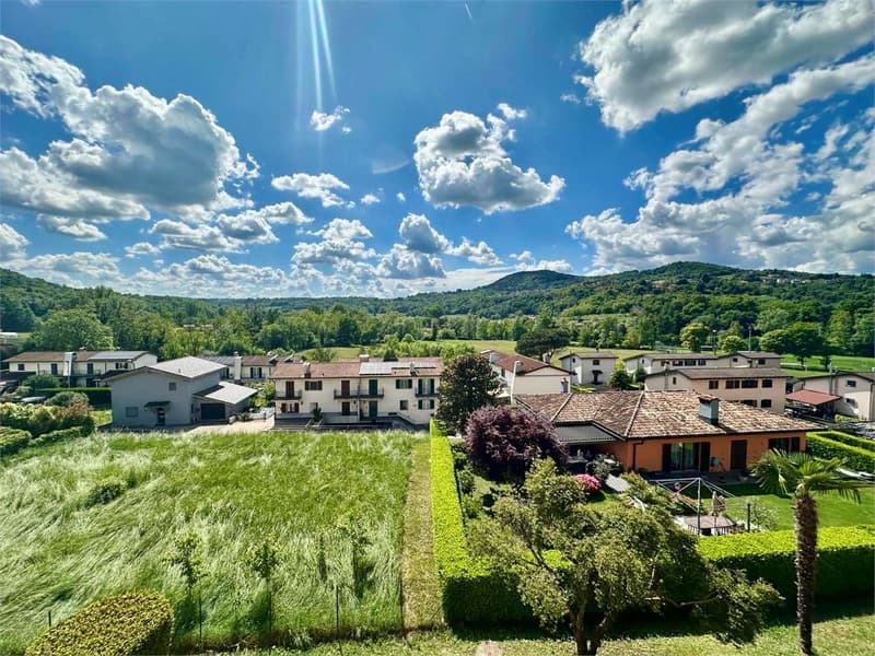 House in the green in Seseglio with splendid open view (3)