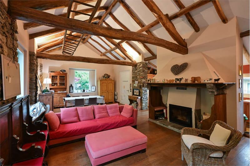 Villa/Mas renové avec jardin privé à Lesa (1)
