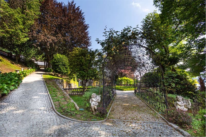 Villa Imperiale am Lago Maggiore mit historischem Park und privater Strand (8)