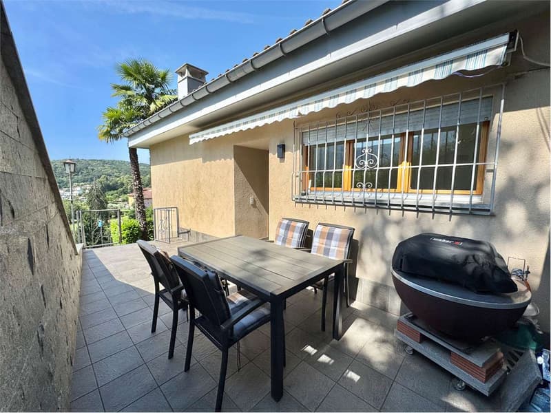 Villa unifamiliare con vista lago avvolta nel verde a Cagiallo in Val (10)