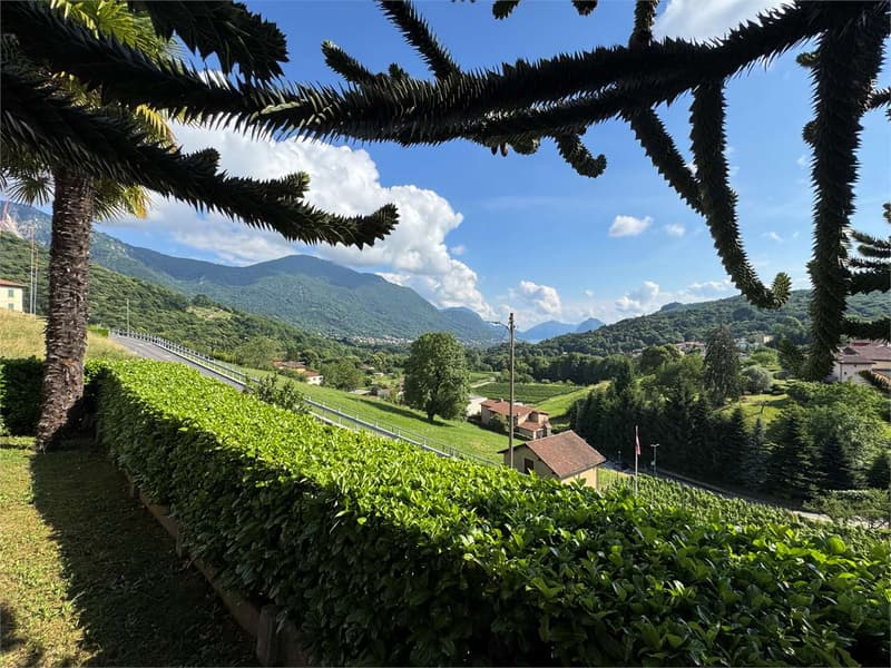 Einzigartige Einfamilienhaus-Villa mit Seeblick, umgeben von Grün in Cagiallo in Val (3)