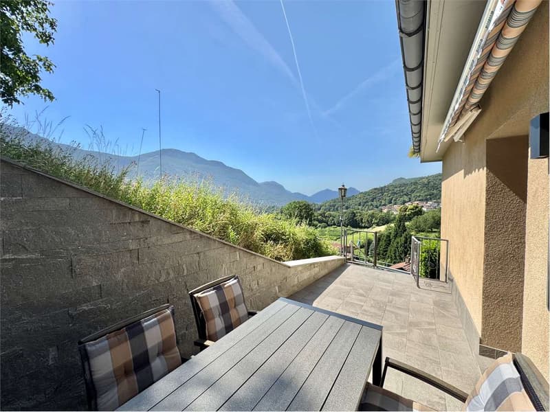 Villa unifamiliare con vista lago avvolta nel verde a Cagiallo in Val (12)