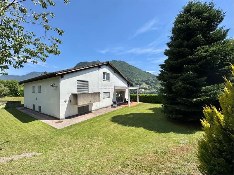 Prestigious independent villa for sale surrounded by greenery in Gentili (3)