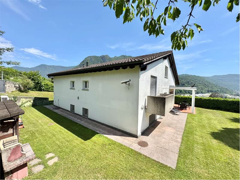 Prestigious independent villa for sale surrounded by greenery in Gentili (2)