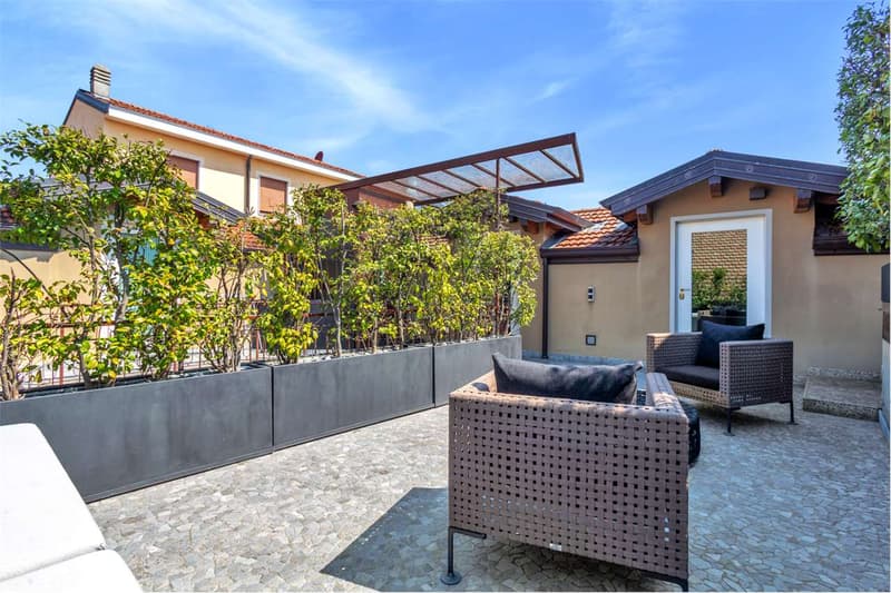 PRESTIGIOUS RESIDENCE WITH LAKE MAGGIORE VIEW (10)