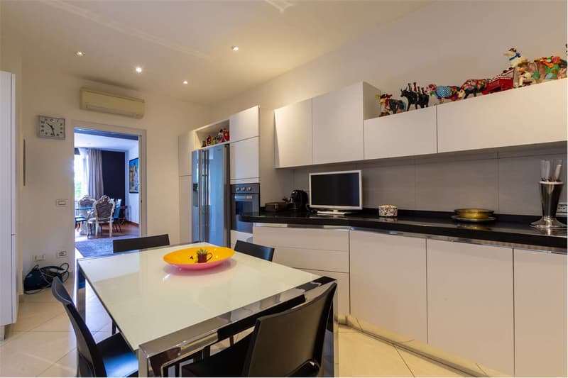PRESTIGIOUS RESIDENCE WITH LAKE MAGGIORE VIEW (8)