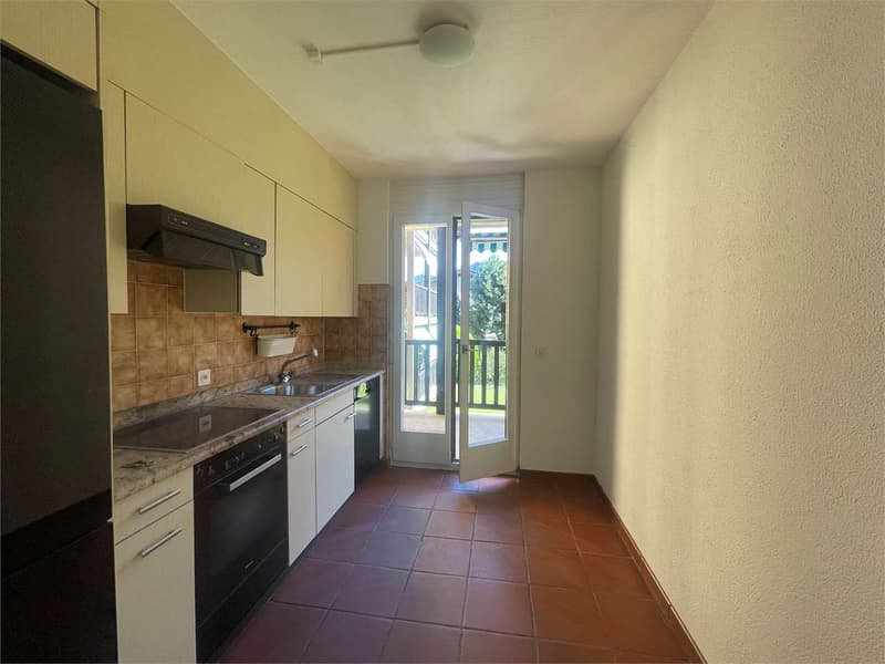 Appartement lumineux de 3,5 pièces à Gentilino avec grande terrasse couverte et vue (3)