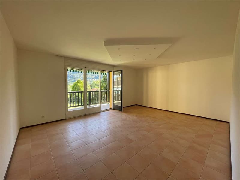 Appartement lumineux de 3,5 pièces à Gentilino avec grande terrasse couverte et vue (2)