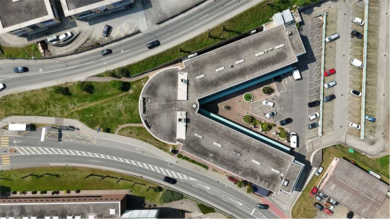 Ufficio con grande vetrina al piano terra; "Uovo di Manno" (2)