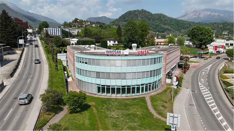 Negozio con ampie vetrine al piano terra; "Uovo di Manno" (6)