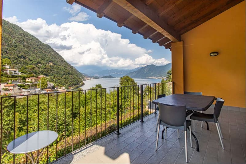 Immobile con terrazza coperta vista lago (1)