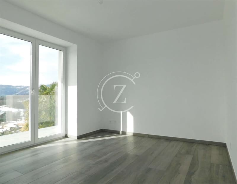 3.5 LOCALI CON VISTA LAGO, PISCINA E GIARDINO (9)