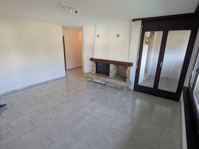 Charmante renovierte 4-Zimmer-Wohnung mit Gemeinschaftspool/Sauna und Garage in Dotzigen (5)