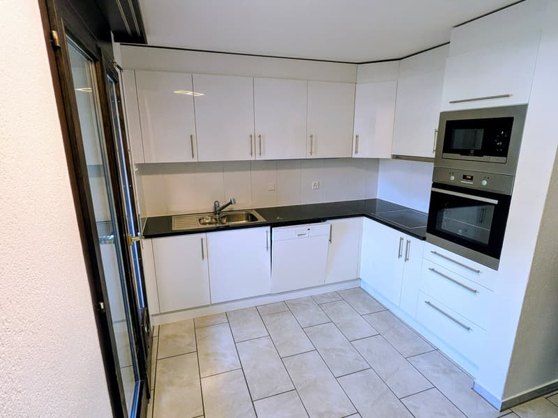 Charmante renovierte 4-Zimmer-Wohnung mit Gemeinschaftspool/Sauna und Garage in Dotzigen (6)