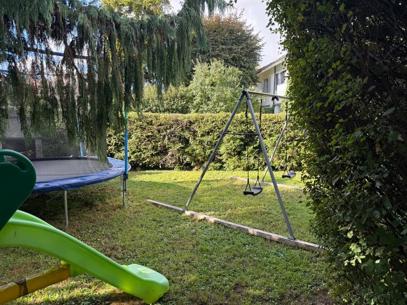 Vorgarten mit Spielplatz