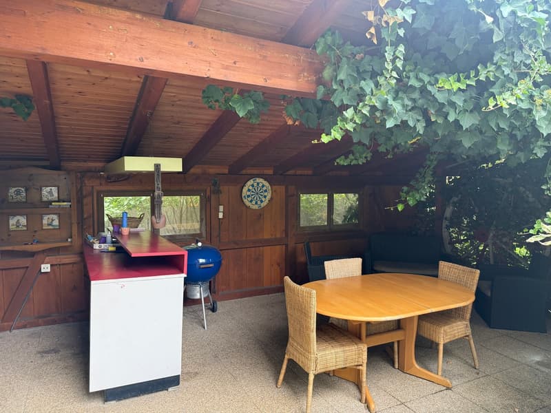 Schöner gedeckter Sitzplatz mit Fernsehanschluss