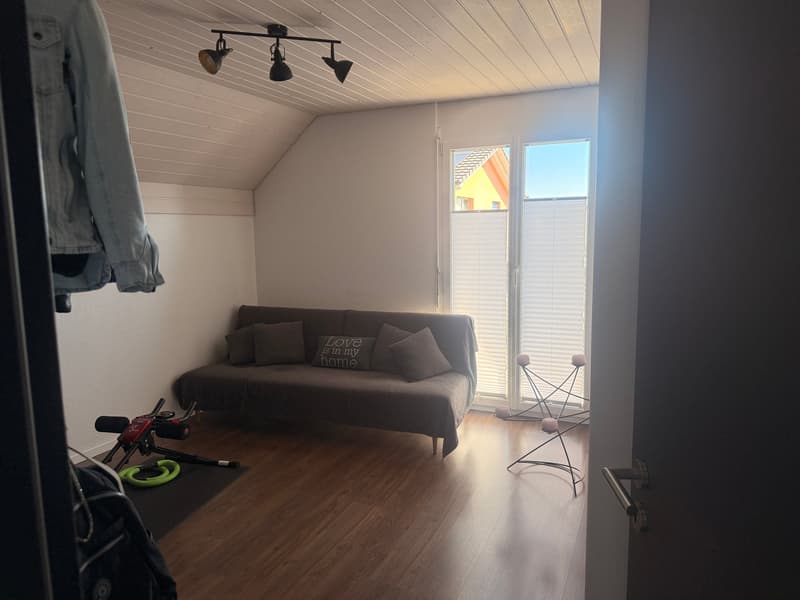 Zimmer OG mit Austritt auf Balkon