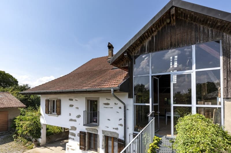 Magnificent building with 3 apartments in Forel (1)