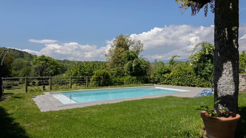 Magnifique propriété de caractère avec piscine sur une parcelle de plus de 4100 m2 face à la nature. (2)