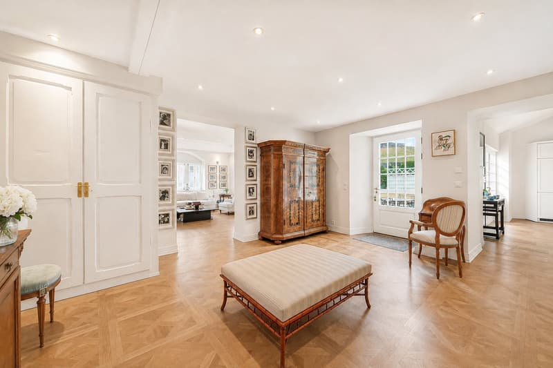 A beautiful renovated historic property in the heart of the village, just moments from Nyon (4)