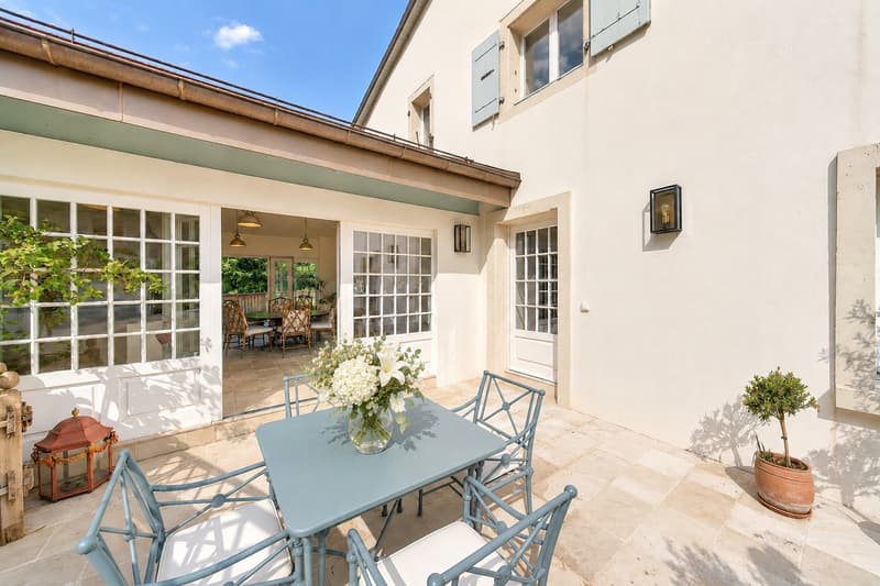 A beautiful renovated historic property in the heart of the village, just moments from Nyon (12)