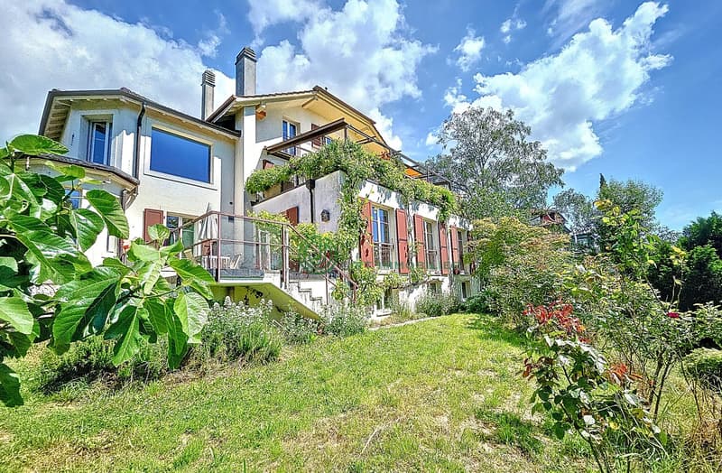 Detached house, white paint, large windows, balconies, covered entrance, garden