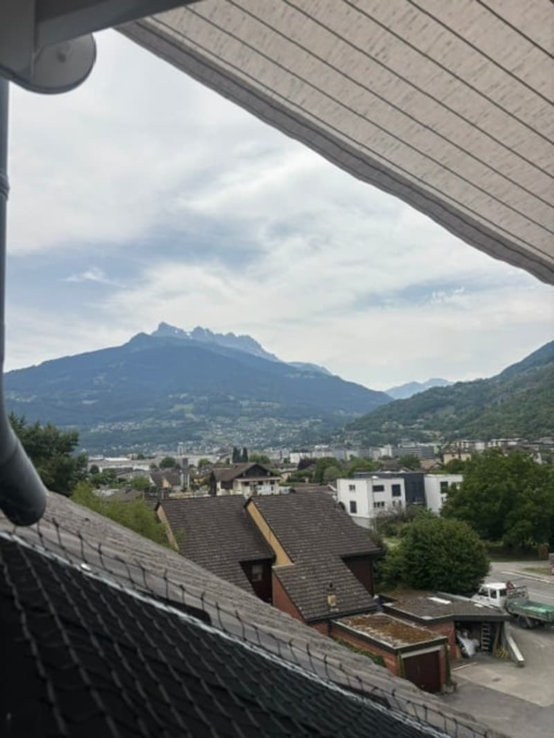 Spacieux appartement en attique de 4.5 pièces avec balcon à Collombey-Muraz (2)