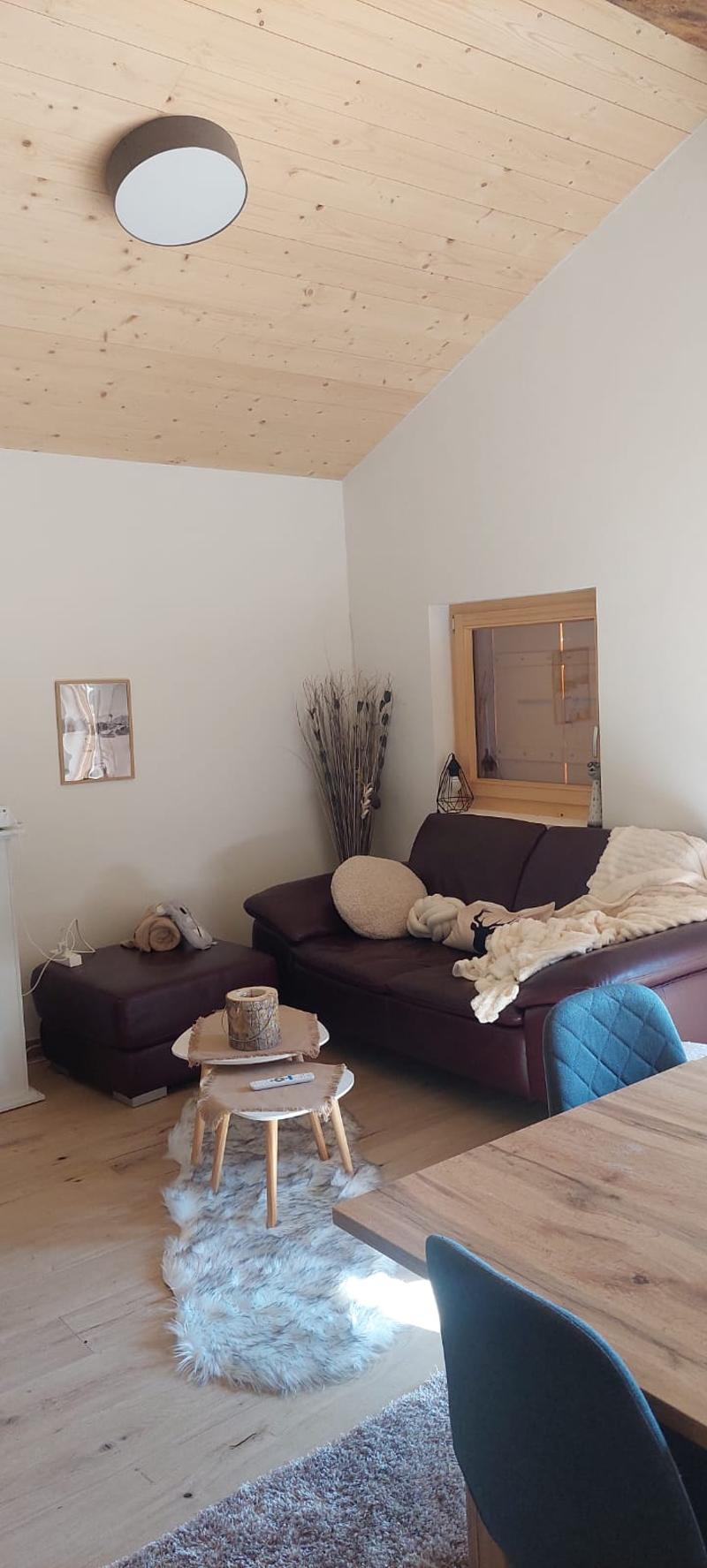 A louer à la saison petit chalet neuf meublé en dessus de Bruson (2)