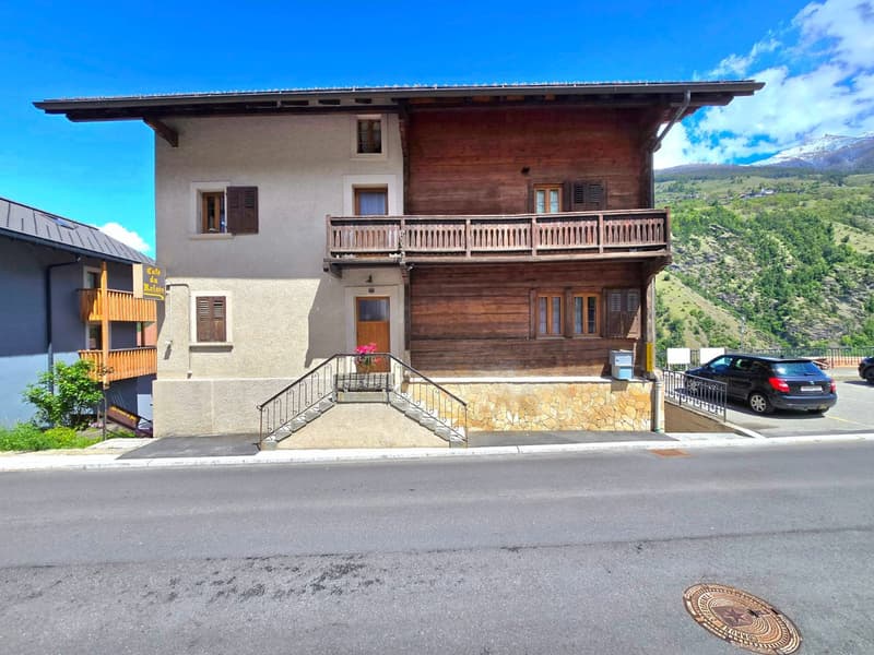 3.5-room apartment and commercial space with potential for conversion into a duplex in Euseigne (24)