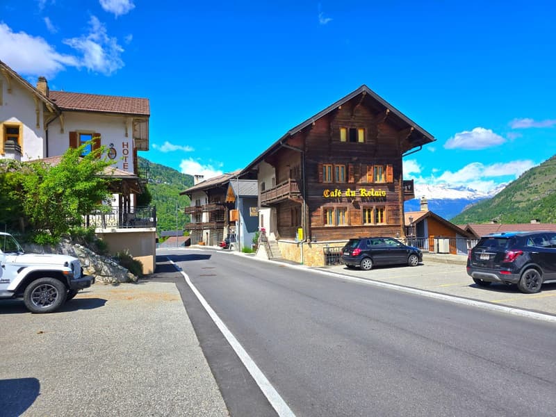 3.5-room apartment and commercial space with potential for conversion into a duplex in Euseigne (1)