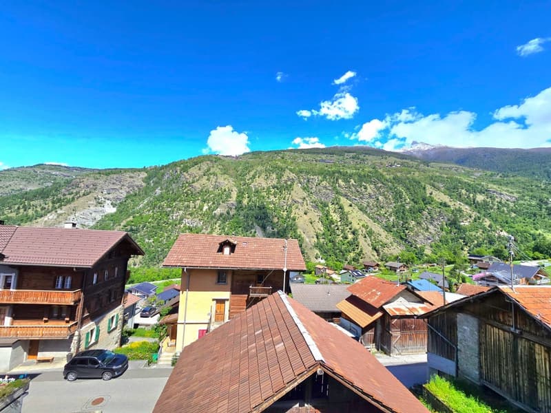 3.5-room apartment and commercial space with potential for conversion into a duplex in Euseigne (27)