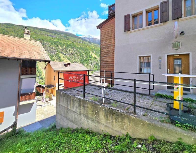 3.5-room apartment and commercial space with potential for conversion into a duplex in Euseigne (25)