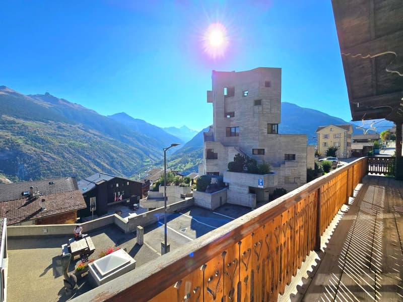 Grande maison familiale avec 2 appartements, surface commerciale, grange et extérieur à Hérémence (29)