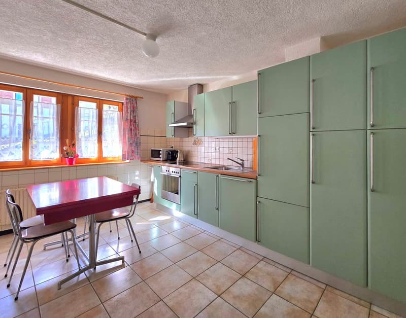 Grande maison familiale avec 2 appartements, surface commerciale, grange et extérieur à Hérémence (23)