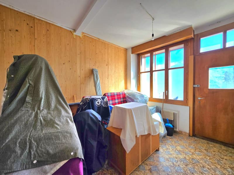 Grande maison familiale avec 2 appartements, surface commerciale, grange et extérieur à Hérémence (33)