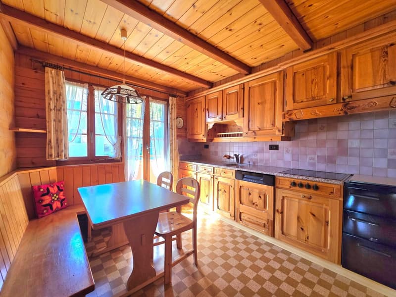 Grande maison familiale avec 2 appartements, surface commerciale, grange et extérieur à Hérémence (8)