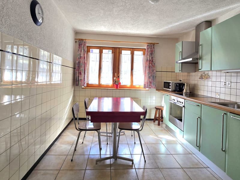 Grande maison familiale avec 2 appartements, surface commerciale, grange et extérieur à Hérémence (24)