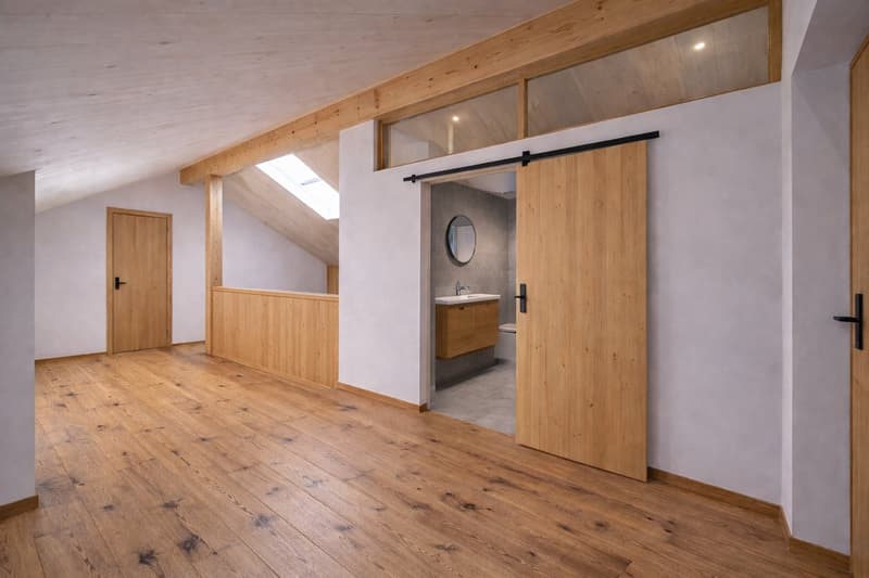 Schönes Doppelhaus mit 4.5 Zimmern im letzten Stock mit Balkon (2)