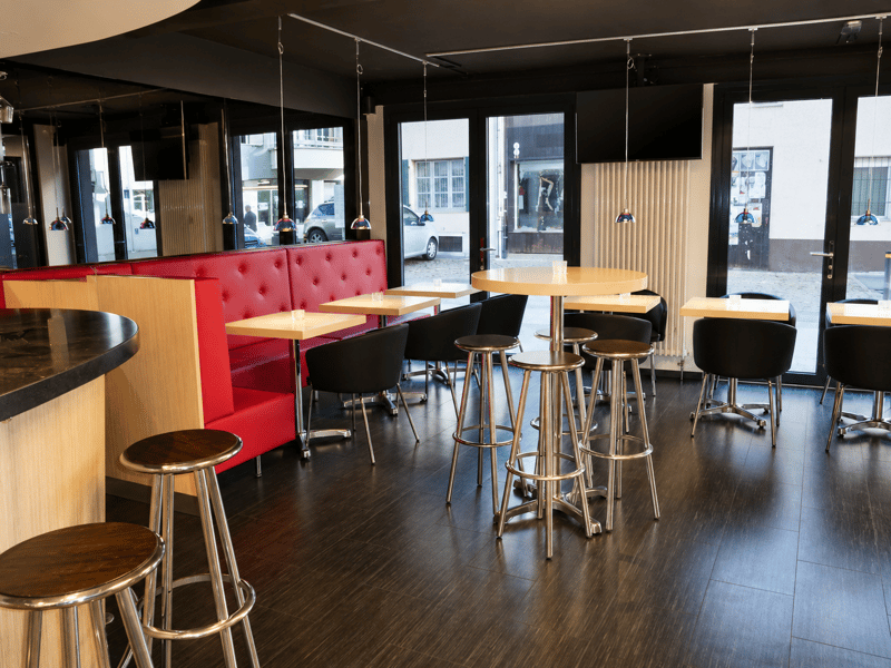 Modernes Café- oder Barkonzept mit Aussenterrasse im Liestaler Stedtli (5)