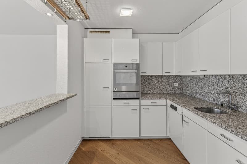 Bright 4-room apartment with balcony and garage in Hünenberg (4)