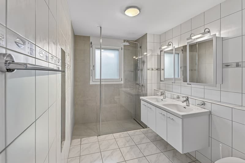 Stylish living with unobstructed panorama (5)
